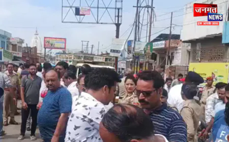 हाथरस: छात्रा की मौत के बाद फूटा लोगों का गुस्सा, तालाब ओवरब्रिज पर मानव श्रृंखला बनाकर किया प्रदर्शन