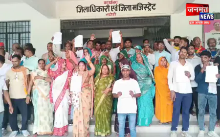 भदोही: औद्योगिक गलियारे के विरोध में ग्रामीणों का प्रदर्शन, परियोजना वापस लेने की मांग