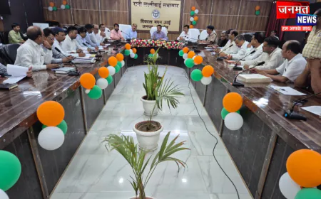 उरई: व्यापारियों और उद्यमियों की समस्याओं पर डीएम सख्त, लापरवाही पर ईओ को प्रतिकूल प्रविष्टि