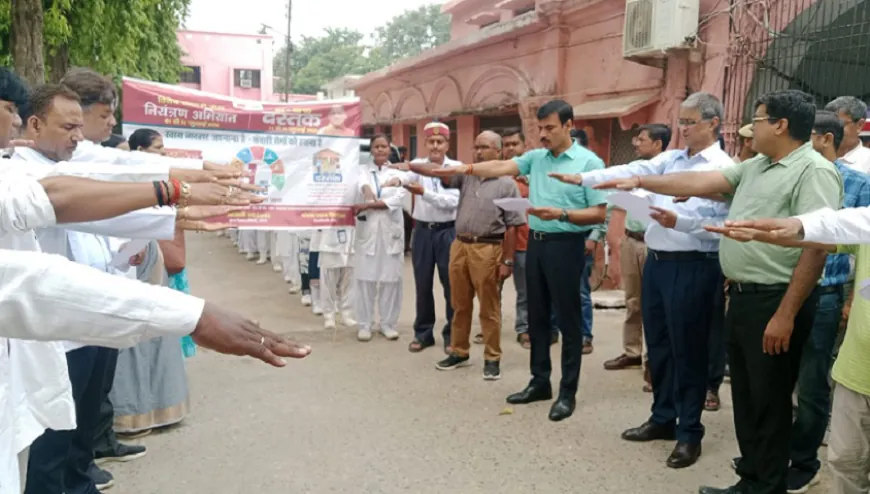 बलिया में संचारी रोग नियंत्रण अभियान का आगाज, डीएम ने दिलाई शपथ; जागरूकता रैली को दिखाई हरी झंडी