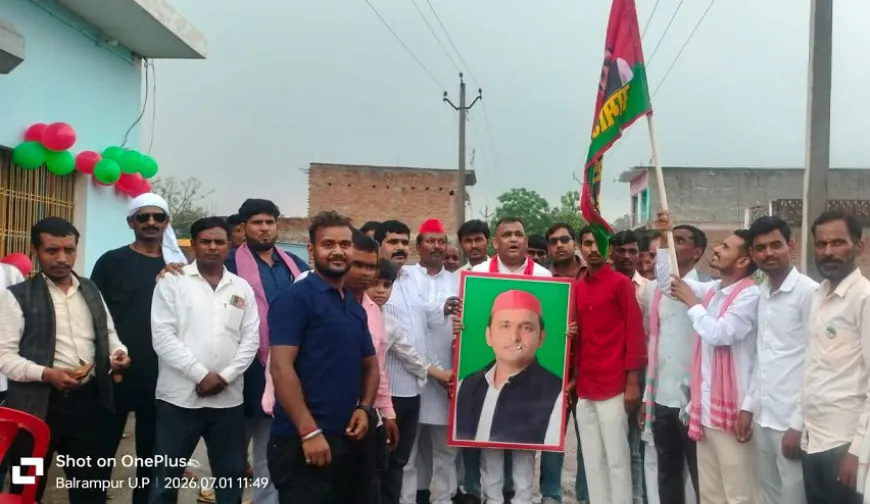 बलरामपुर: महराजगंज तराई में सपा कार्यकर्ताओं ने मनाया अखिलेश यादव का जन्मदिन, 2027 के चुनाव का भरा हुंकार