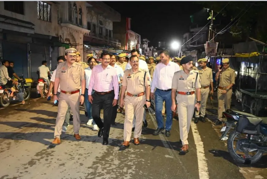 उरई: सुरक्षा व्यवस्था को लेकर डीएम-एसपी का फ्लैग मार्च, रेलवे स्टेशन से सर्राफा बाजार तक किया पैदल गश्त