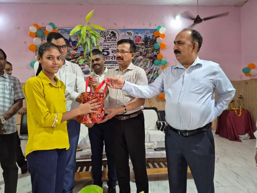 उरई में वन महोत्सव का शुभारंभ, "एक पेड़ मां के नाम" अभियान के साथ हरियाली का संदेश