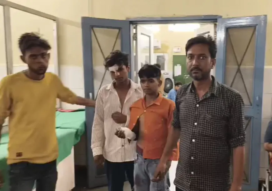 अलीगढ में टोपी उतारने को लेकर दो गुटों में खूनी संघर्ष, दो नाबालिग छात्रों पर चाकू-कैंची से हमला