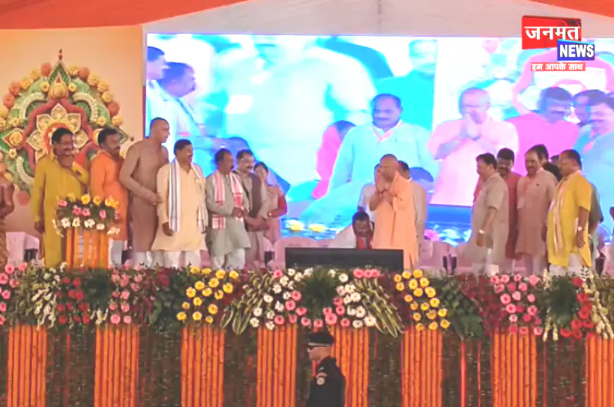 कुशीनगर पहुंचे मुख्यमंत्री योगी आदित्यनाथ, 525 करोड़ की 464 परियोजनाओं का करेंगे लोकार्पण और शिलान्यास