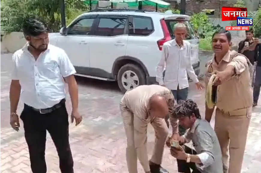 एटा कलेक्ट्रेट के बाहर युवक ने किया आत्महत्या का प्रयास, ड्यूटी पर तैनात पुलिस कर्मियों ने बचाया