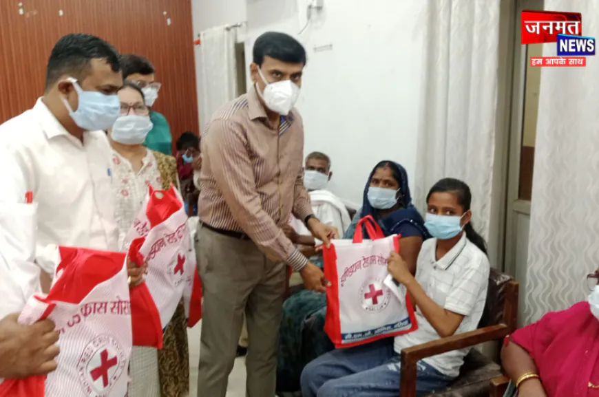 बलिया: डीएम ने 50 टीबी मरीजों को वितरित की पोषण पोटली, नियमित इलाज अपनाने की अपील