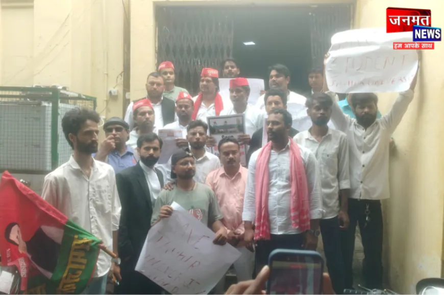 प्रतापगढ़: जौहर यूनिवर्सिटी पर कार्रवाई के विरोध में सपा का प्रदर्शन, खून से लिखा ज्ञापन सौंपा