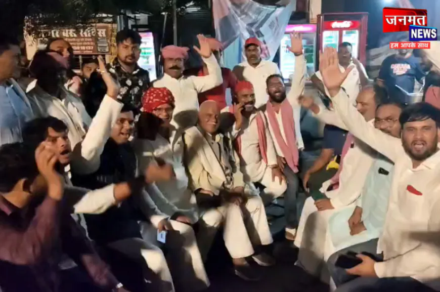 अयोध्या में सपा ने किया विरोध प्रदर्शन, दिल्ली पुलिस की कार्रवाई को बताया गैरकानूनी