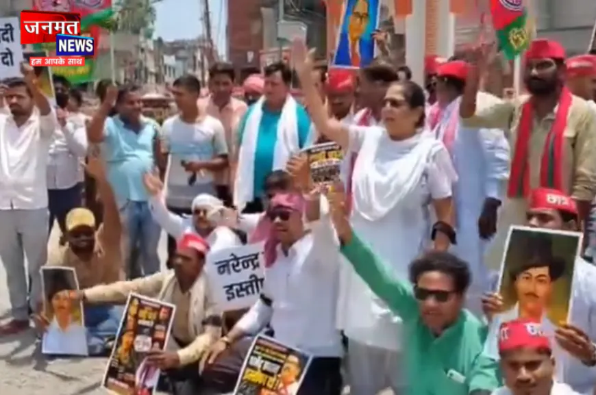 बलरामपुर: छात्रों पर लाठीचार्ज के विरोध में सड़क पर प्रदर्शन, सरकार व शिक्षामंत्री के खिलाफ जमकर नारेबाजी