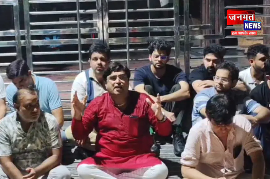 मुजफ्फरनगर: पूर्व केंद्रीय मंत्री पर अवैध कब्जे व गार्ड पर मारपीट का आरोप, धरने पर बैठे लोग