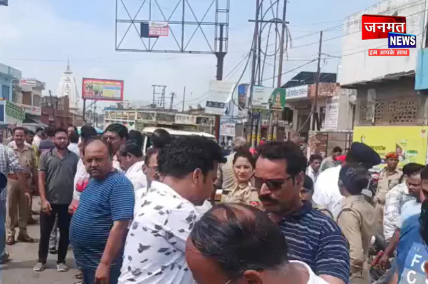 हाथरस: छात्रा की मौत के बाद फूटा लोगों का गुस्सा, तालाब ओवरब्रिज पर मानव श्रृंखला बनाकर किया प्रदर्शन