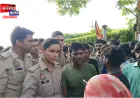 शाहजहांपुर: बाइक की दोहरी टक्कर से दो वर्षीय मासूम की मौत, परिजनों ने लगाया जाम; मौके पर पहुंचे अधिकारी