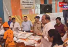 बहराइच: ट्रैक्टर-ट्राली से बाढ़ पीड़ितों के बीच पहुँचे योगी के मंत्री, वितरित किया राहत किट