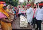 हरदोई में ई-रिक्शा पर एनाउंसमेंट कर बेची 20 रुपये किलो चीनी, प्याज की माला पहनकर जताया विरोध