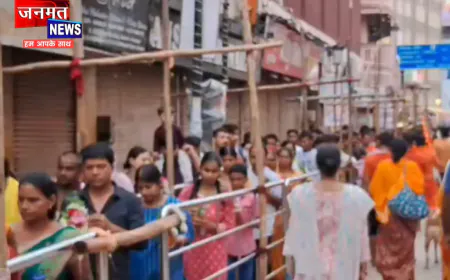 फर्रुखाबाद: सावन के पहले सोमवार पर उमड़ा श्रद्धा का सैलाब, मंदिरों में जलाभिषेक के लिए उमड़े श्रद्धालु
