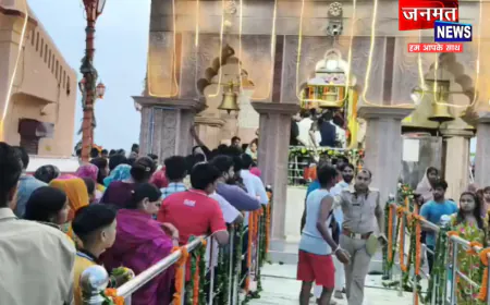 एटा के कैलाश मंदिर में उमड़ा आस्था का सैलाब, सावन में जलाभिषेक को पहुंचे श्रद्धालु; सुरक्षा के कड़े इंतजाम