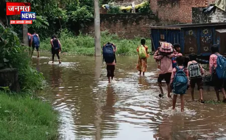 पीलीभीत: अभयपुर में जलभराव की समस्या बनीं जी का जंजाल, बच्चे गंदे पानी से होकर स्कूल जाने को मजबूर