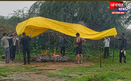 उरई में बारिश के चलते  त्रिपाल लगाकर हुआ अंतिम संस्कार, श्मशान घाट पर नहीं थी समुचित व्यवस्था