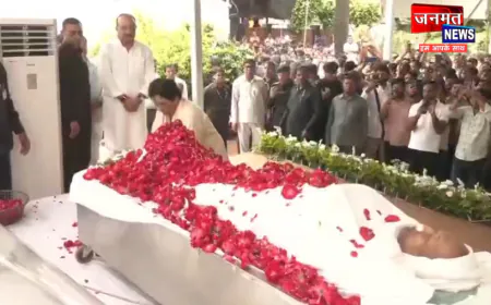 लखनऊ: मायावती ने दिवंगत विधायक उमाशंकर सिंह के आवास पहुंचकर दी श्रद्धांजलि, व्यक्त की शोक संवेदना