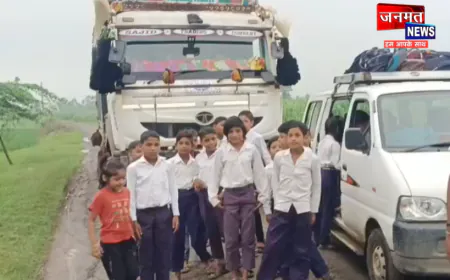 बुलंदशहर: ओवरलोड ट्रकों से स्कूल का रास्ता बदहाल, बच्चों ने DM से लगाई गुहार