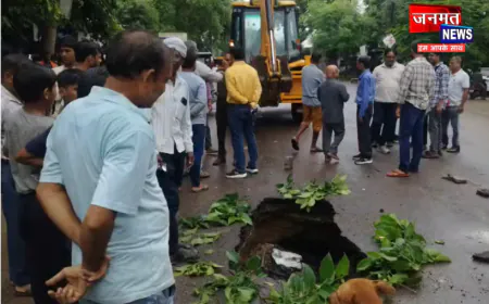 रायबरेली के जेल रोड पर 12 फीट धंसी नई सड़क, सीवर लीकेज बना कारण; गुणवत्ता पर उठे सवाल