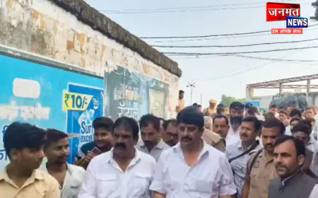 प्रतापगढ़: राजा भैया ने घटनास्थल का किया निरीक्षण, घायल से मिलकर जाना हाल
