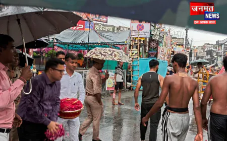 मुजफ्फरनगर: बारिश के बीच मंडलायुक्त ने शिवभक्तों का पुष्पवर्षा से किया भव्य स्वागत, बढ़ाया उनका हौसला