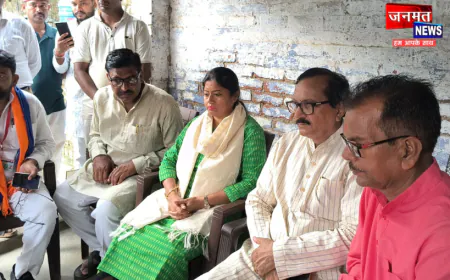 प्रतापगढ़: जर्जर मकान हादसे में अपनों को खो चुके अमन श्रीवास्तव से मिलीं विधायक पल्लवी पटेल, बंधाया ढांढस
