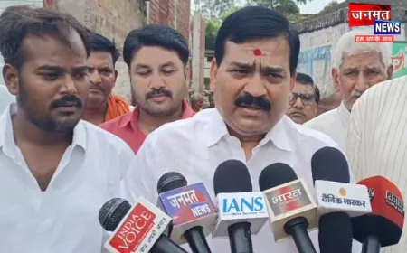 प्रतापगढ़: जर्जर मकान ढहने के इकलौते बचे पीड़ित से मिले पूर्व सांसद संगम लाल गुप्ता, बंधाया ढांढस