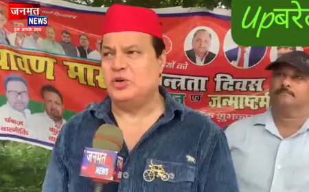 बरेली: कावरियों को रिझाने का सपा का नया फंडा, अखिलेश यादव प्रिंट बैग में वितरित किया नाश्ता