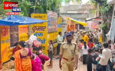 बांदा: द्वितीय सोमवार पर बामदेवेश्वर मंदिर में उमड़ी श्रद्धालुओं की भारी भीड़, सुरक्षा व्यवस्था रही चाक चौबंद