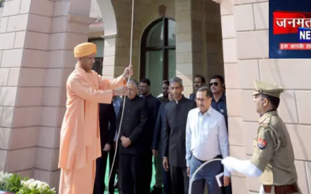 लखनऊ विधानभवन में सीएम योगी ने फहराया झंडा, बोले- देश को बांटने वाली ताकतों से सतर्क रहना होगा
