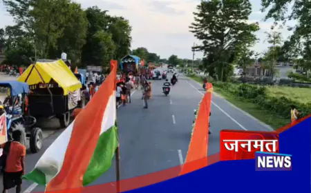 लखीमपुर खीरी: श्रावण माह के सोमवार को छोटी काशी में उमड़ा कांवड़ियों का सैलाब, प्रशासन ने संभाली कमान