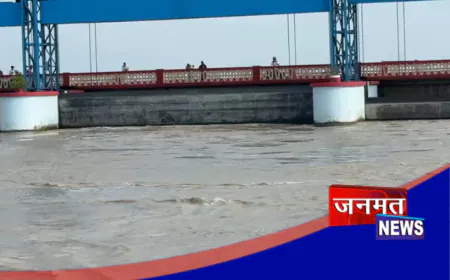 बहराइच: घाघरा का रौद्र रूप, खतरे के निशान से 23 सेमी ऊपर बह रही; गांवों में घुसा पानी