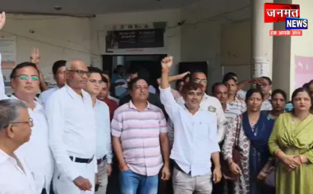 फतेहपुर में एनएचएम कर्मचारियों ने सीएमओ ऑफिस के बाहर किया प्रदर्शन, समस्याओं के समाधान की उठाई मांग