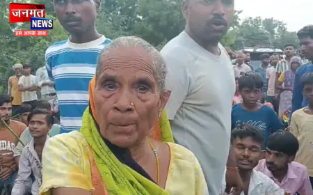 औरैया: पूर्व प्रधान के पुत्र पर आम रास्ते को क्षतिग्रस्त कराने का आरोप, नाराज ग्रामीणों ने किया सड़क जाम