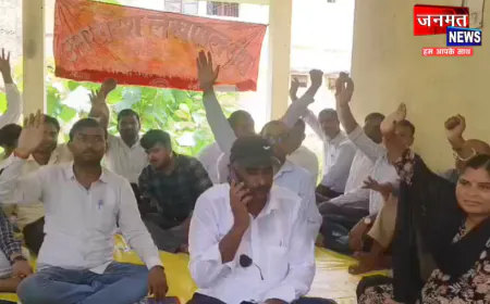 चन्दौली: चकिया तहसील में लेखपालों का धरना, एंटी करप्शन टीम के खिलाफ विरोध प्रदर्शन