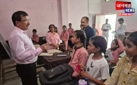 उरई: डीएम ने विद्यालय में व्यवस्थाओं का लिया जायजा, कक्षाओं में बच्चों से संवाद कर परखी शैक्षिक गुणवत्ता