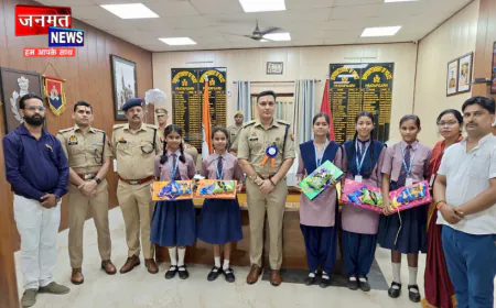 प्रतापगढ़ में छात्राओं ने एसपी समेत पुलिस अधिकारियों को बांधी राखी, आत्मीयता एवं सुरक्षा के भाव का दिया संदेश