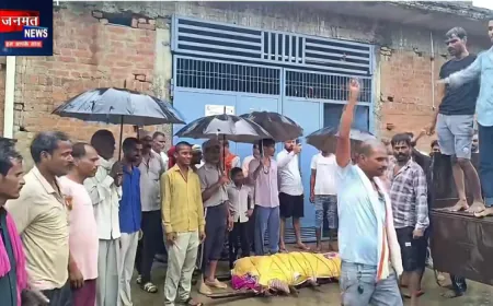 उरई: श्मशान घाट की समुचित व्यवस्था न होने पर ग्रामीणों का फूटा गुस्सा, प्रधान के दरवाजे पर रखा शव