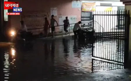 कुशीनगर मेडिकल कॉलेज की व्यवस्था की खुली पोल, अस्पताल परिसर में घुटने तक गंदा पानी