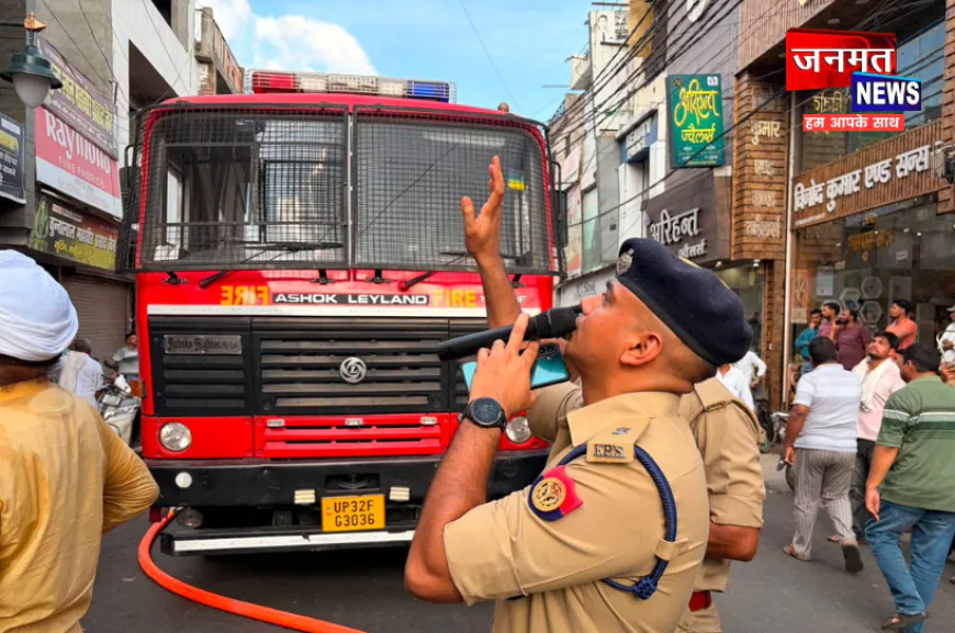मुजफ्फरनगर: प्लास्टिक गिफ्ट शॉप में लगी भीषण आग, मौके पर पहुंचीं तीन दमकल गाडियां; आग पर पाया काबू