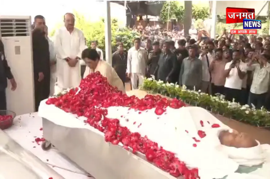 लखनऊ: मायावती ने दिवंगत विधायक उमाशंकर सिंह के आवास पहुंचकर दी श्रद्धांजलि, व्यक्त की शोक संवेदना