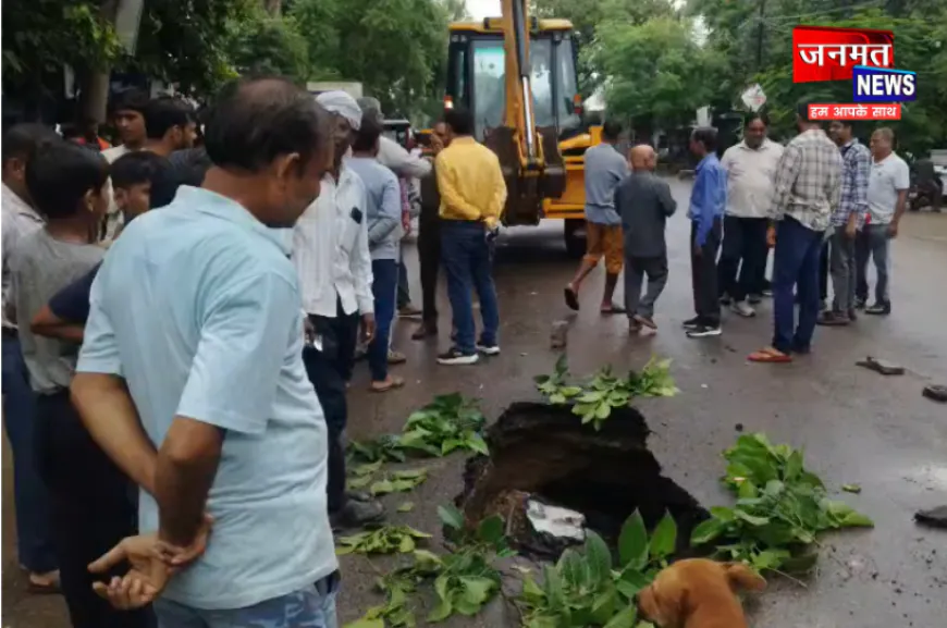 रायबरेली के जेल रोड पर 12 फीट धंसी नई सड़क, सीवर लीकेज बना कारण; गुणवत्ता पर उठे सवाल