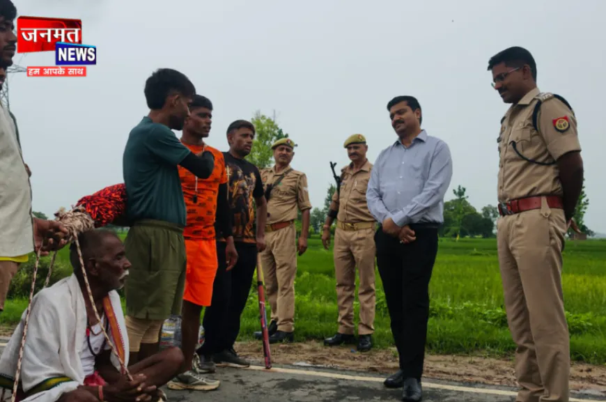 एटा: पिता की इच्छा पूरी करने कंधों पर उठाई विशेष कांवड़, डीएम-एसएसपी ने की सराहना