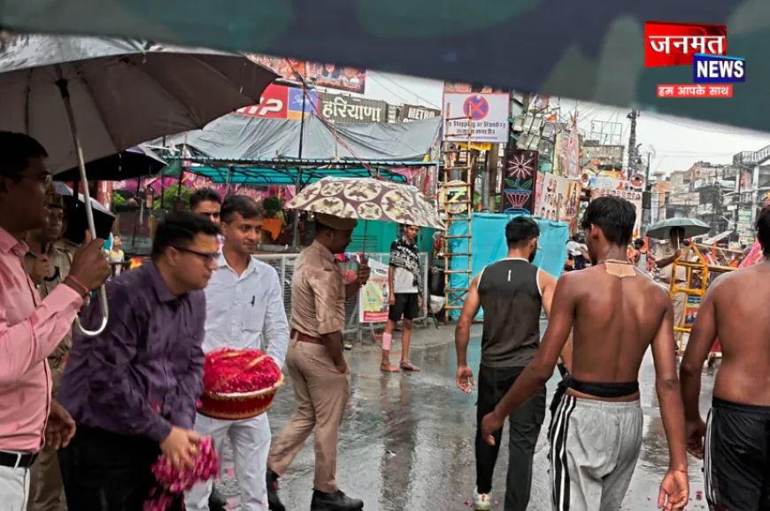 मुजफ्फरनगर: बारिश के बीच मंडलायुक्त ने शिवभक्तों का पुष्पवर्षा से किया भव्य स्वागत, बढ़ाया उनका हौसला