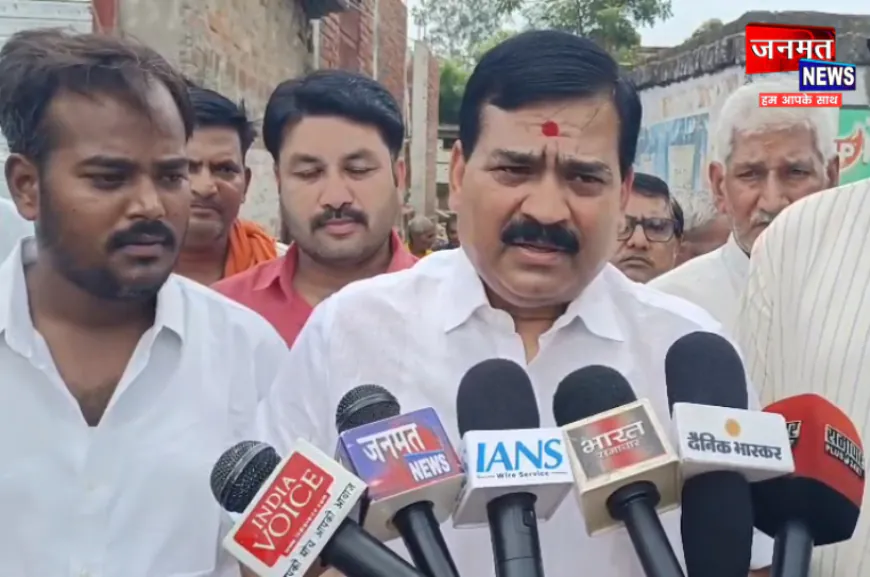 प्रतापगढ़: जर्जर मकान ढहने के इकलौते बचे पीड़ित से मिले पूर्व सांसद संगम लाल गुप्ता, बंधाया ढांढस