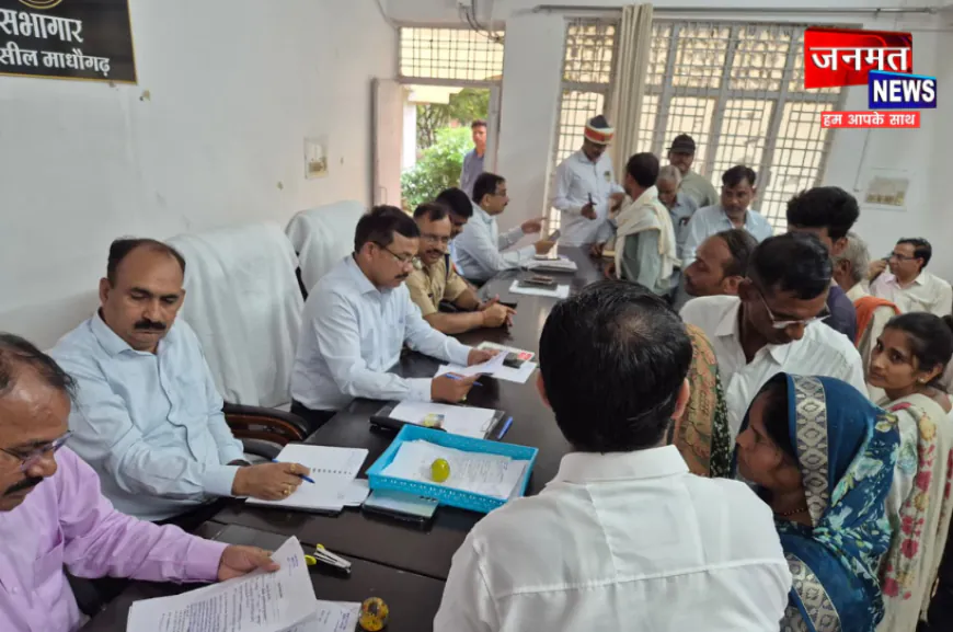उरई: सम्पूर्ण समाधान दिवस में 16 शिकायतों का मौके पर ही निस्तारण, डीएम ने अधिकारियों को दिए निर्देश