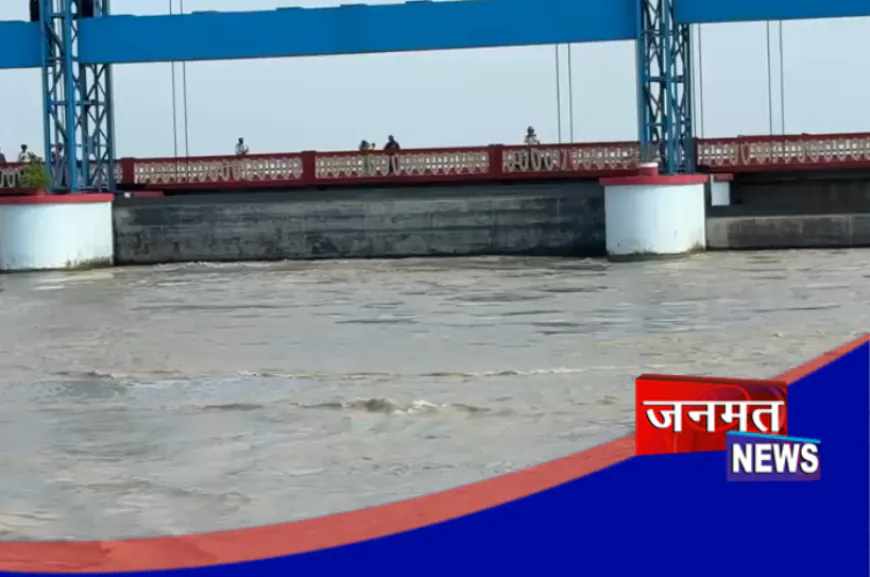 बहराइच: घाघरा का रौद्र रूप, खतरे के निशान से 23 सेमी ऊपर बह रही; गांवों में घुसा पानी
